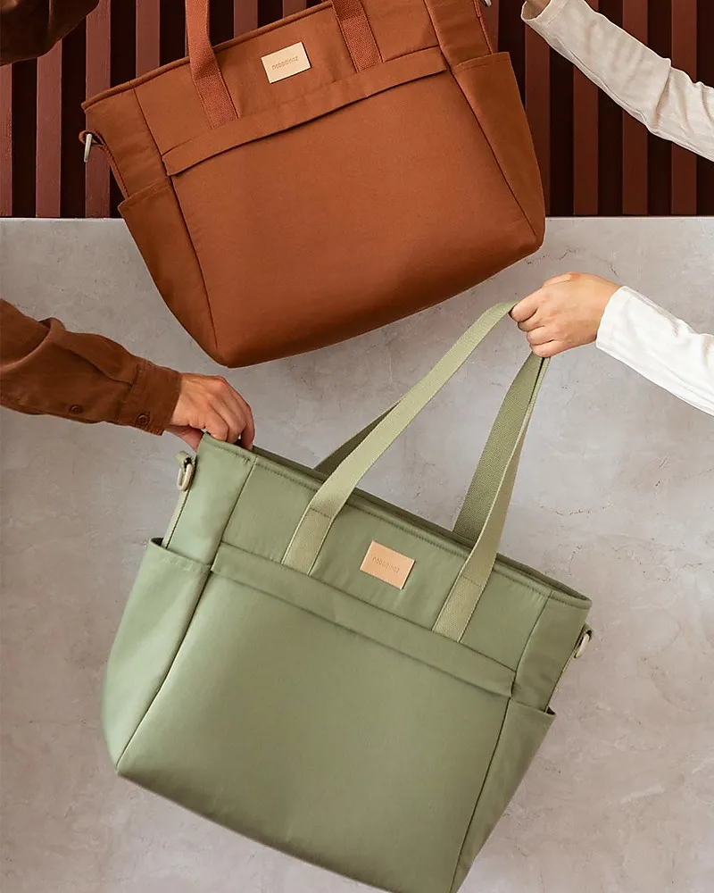 nobodinoz-waterproof-changing-bag-baby-on-the-go-olive-green-organic-cotton-diaper-changing-bags_111324_zoom.webp