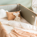 Nobodinoz-Nest-Babybett-Umrandung-mit-Wabenstruktur-laurel-green-Situation.webp