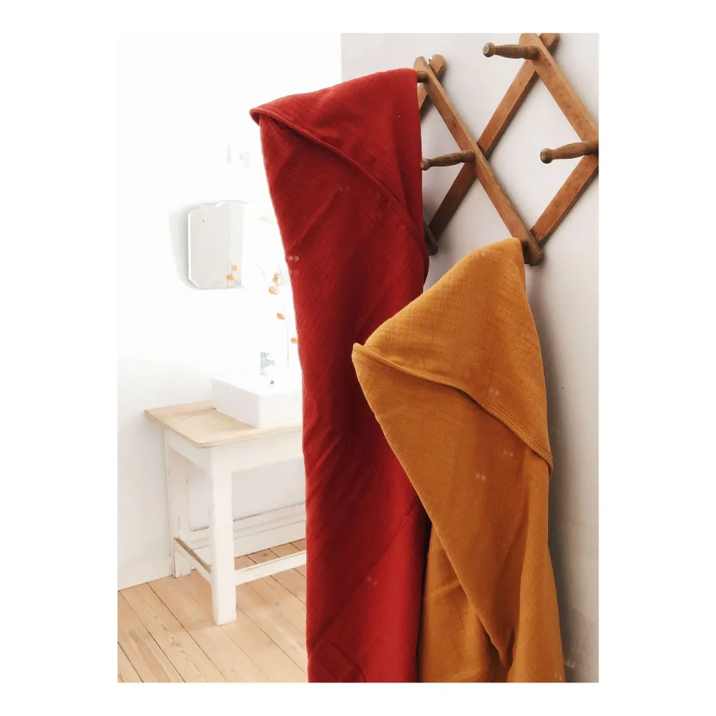 bathcape-organic-muslin-chili-2.webp